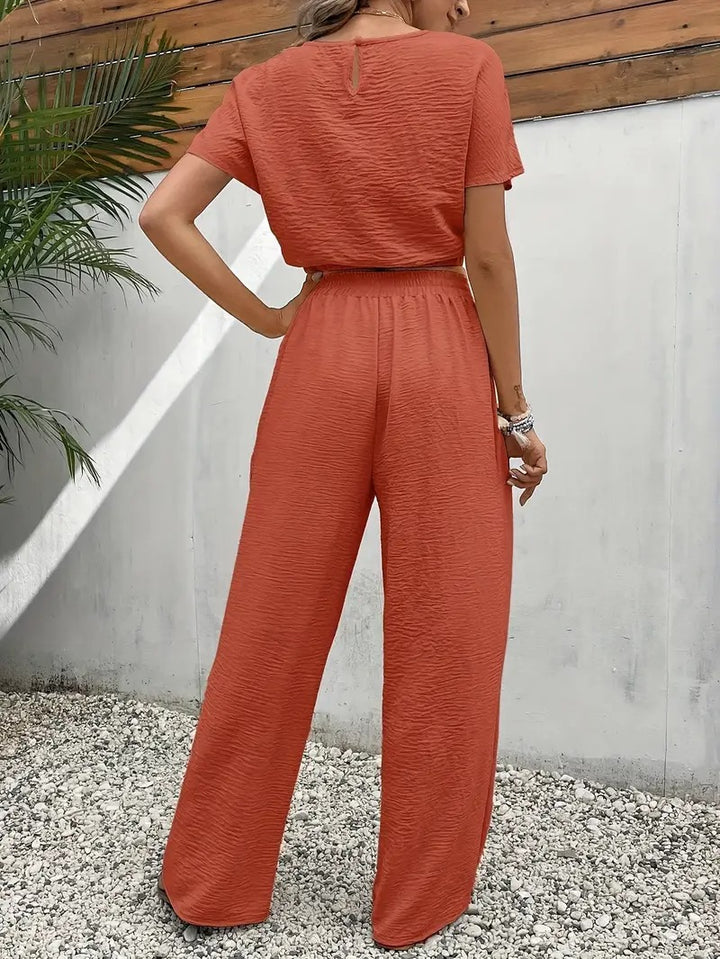Crop top chic et pantalon taille haute