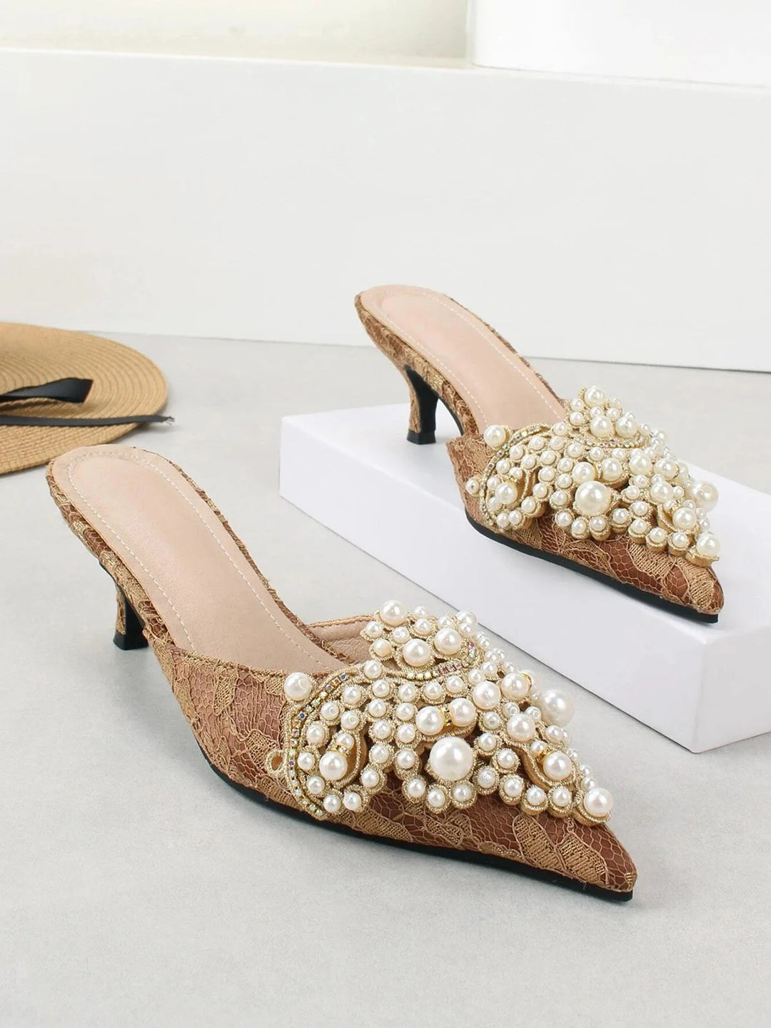 Élégantes mules à talon en perles