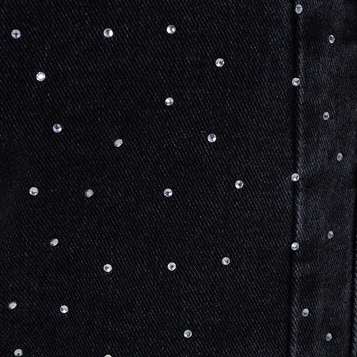Jean taille haute orné de strass et boutonné sur le côté