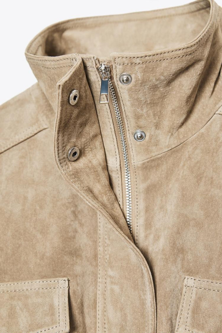 VESTE EN DAIM – CHIC INTEMPOREL