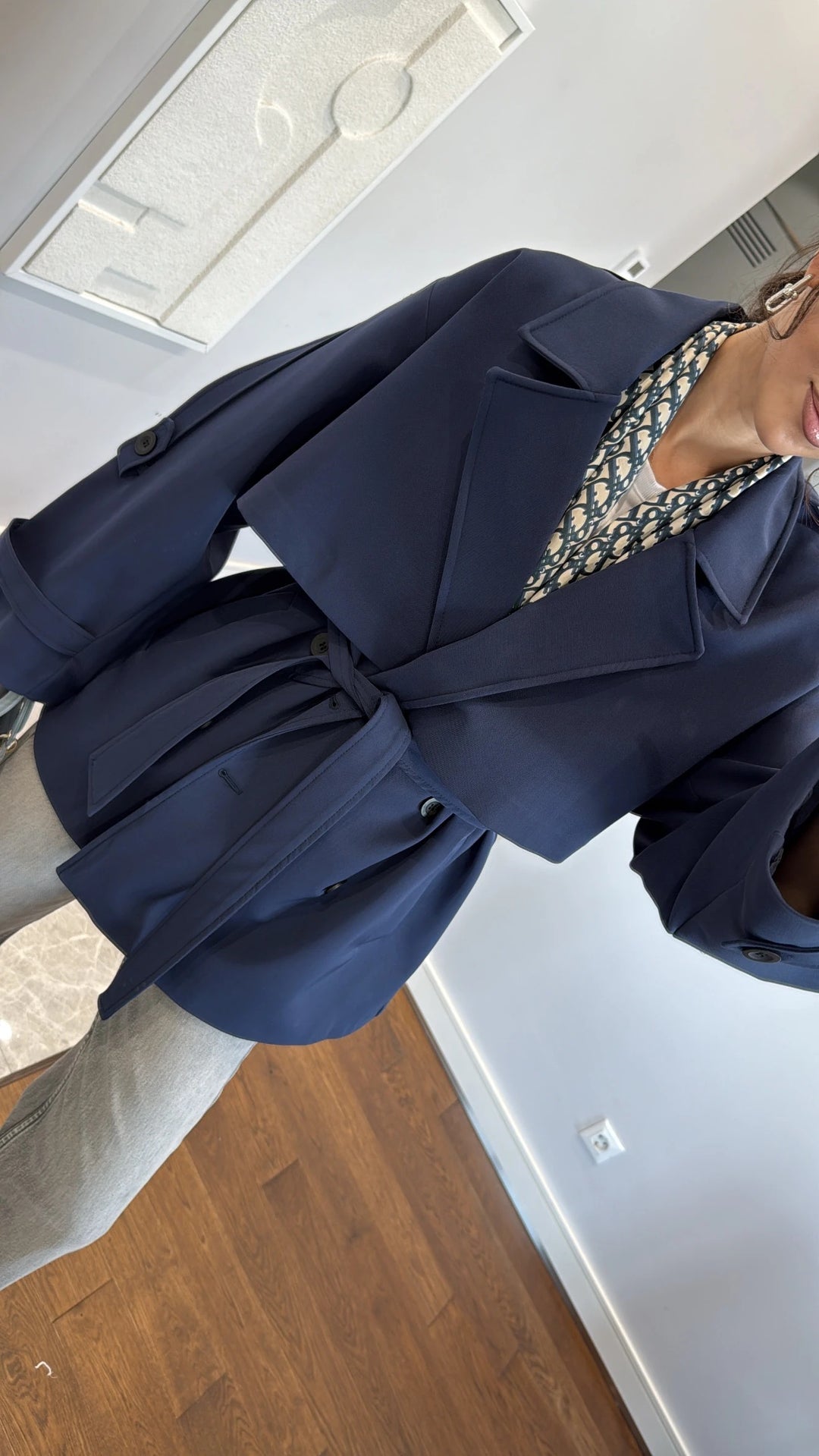 Trench-coat à épaules larges