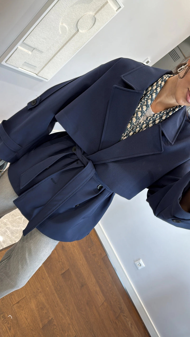 Trench-coat à épaules larges