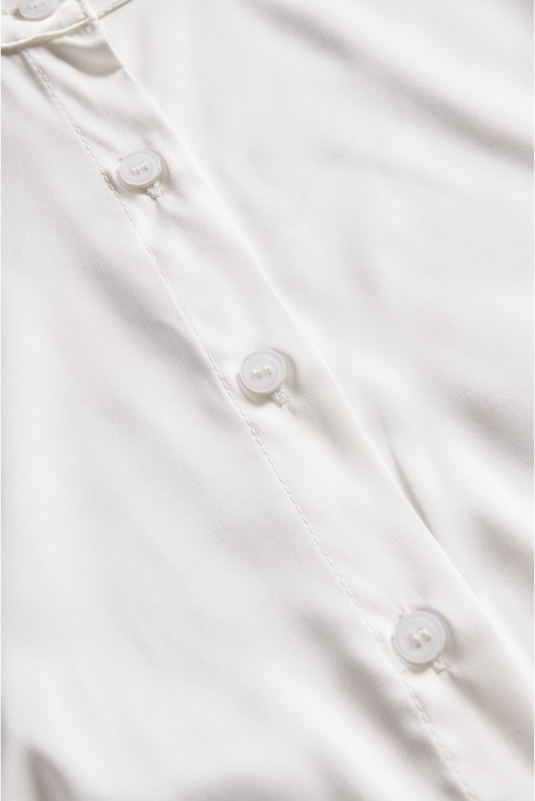 Chemisier luxueux en satin de soie à la coupe ajustée