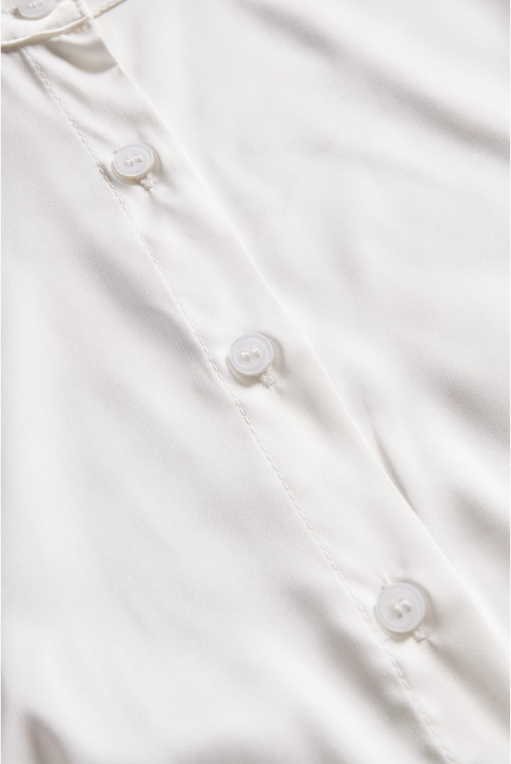 Chemisier luxueux en satin de soie à la coupe ajustée