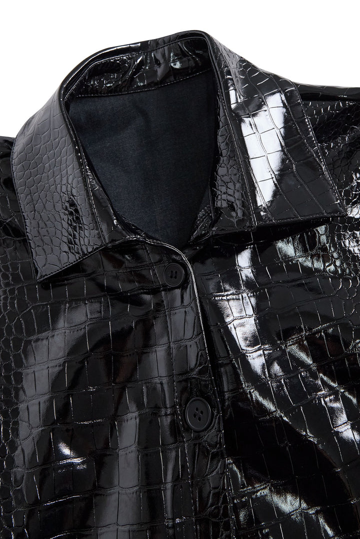 Chemise noire brillante à motif crocodile en relief