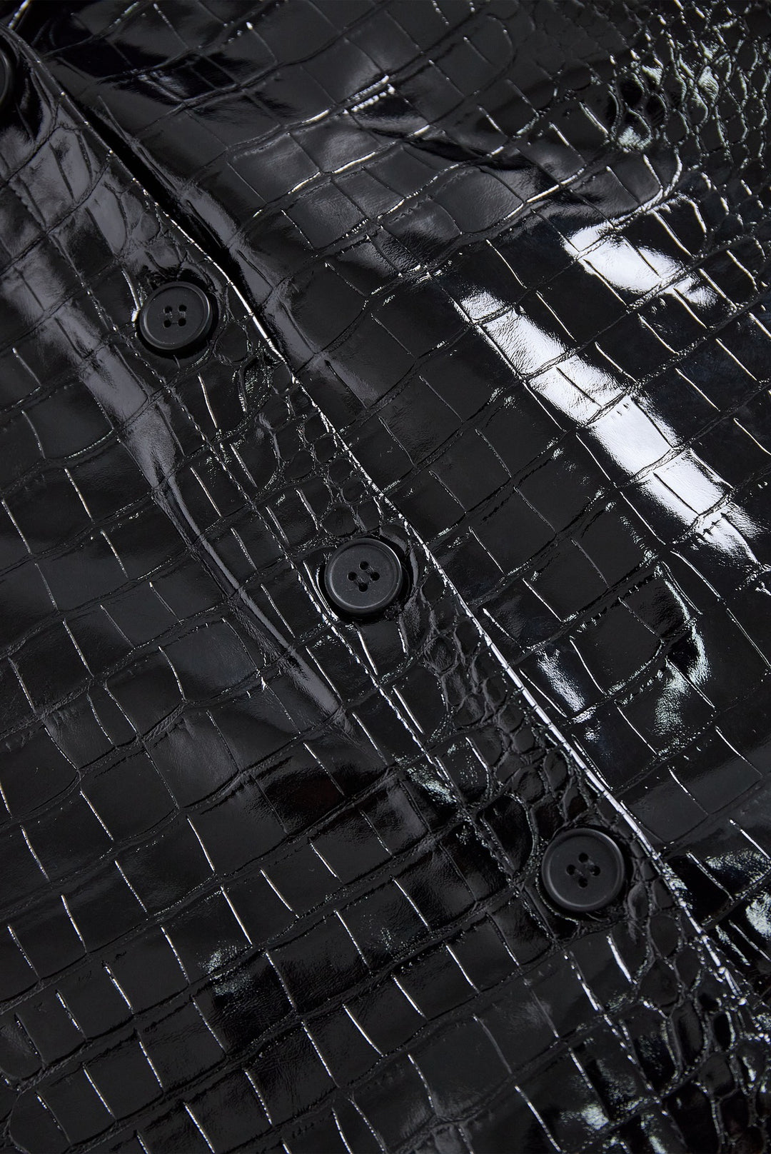 Chemise noire brillante à motif crocodile en relief