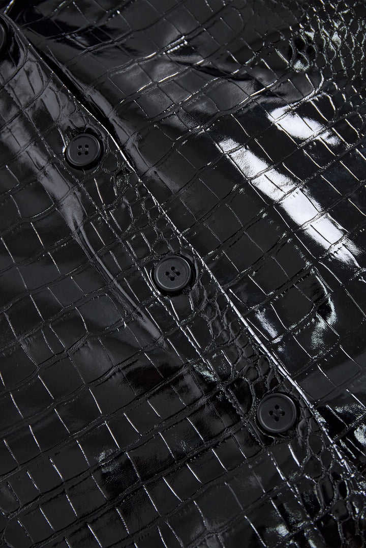 Chemise noire brillante à motif crocodile en relief