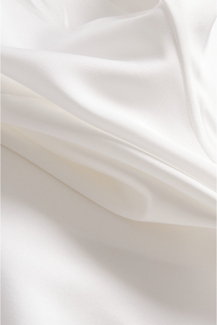 Chemisier luxueux en satin de soie à la coupe ajustée