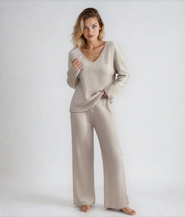 Ensemble cosy confort avec un pantalon et un haut à col V
