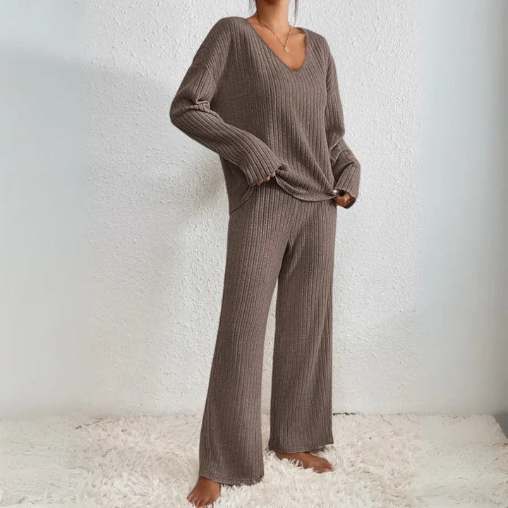 Ensemble cosy confort avec un pantalon et un haut à col V