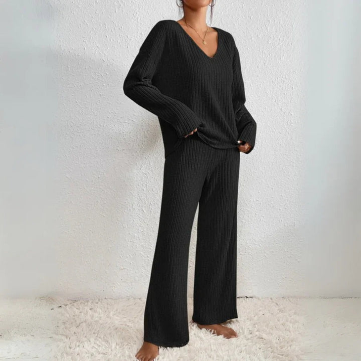 Ensemble cosy confort avec un pantalon et un haut à col V