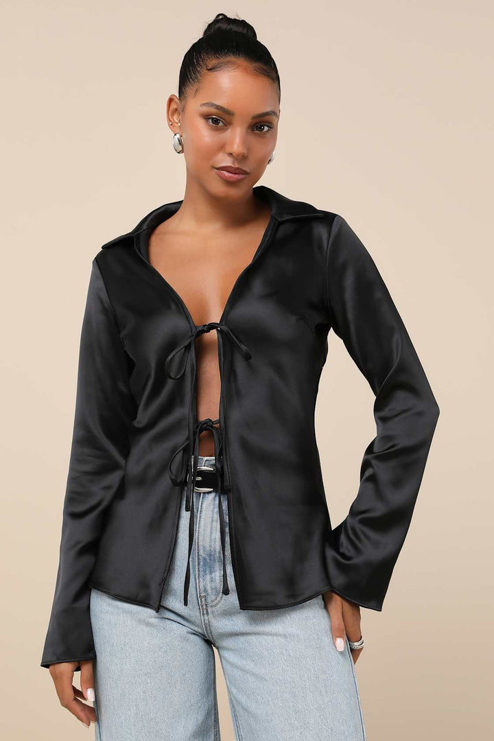 Chemise satinée noire à col noué