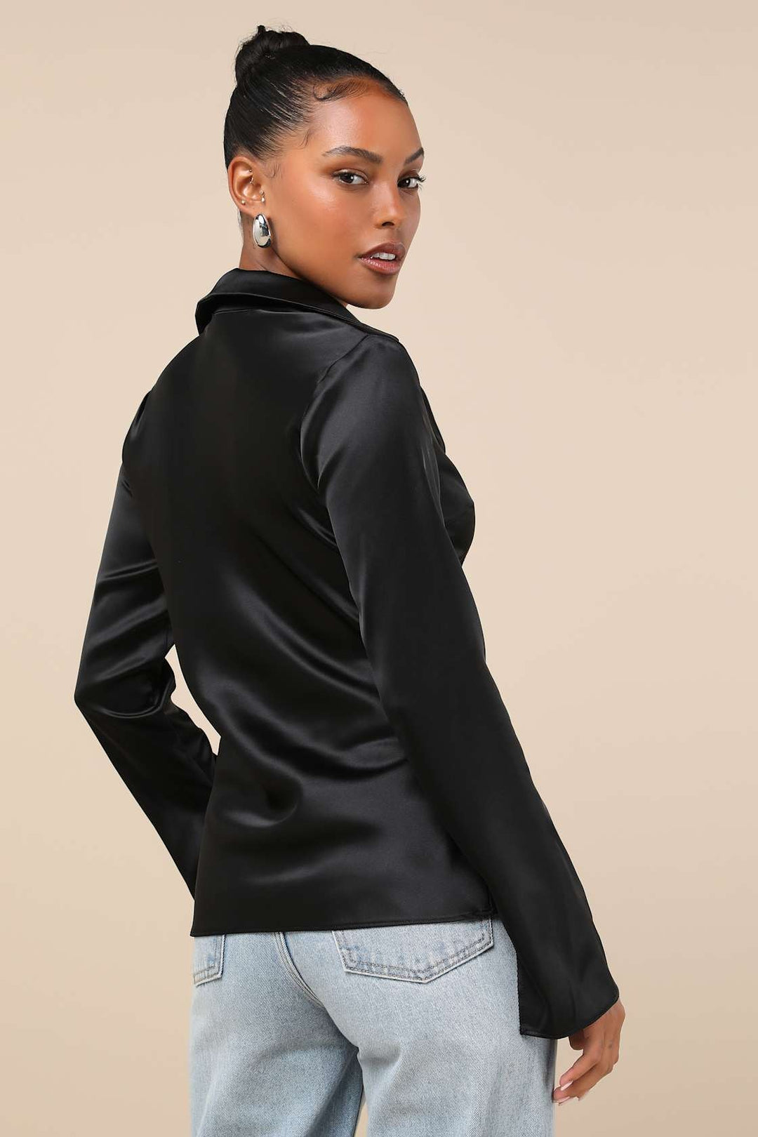 Chemise satinée noire à col noué