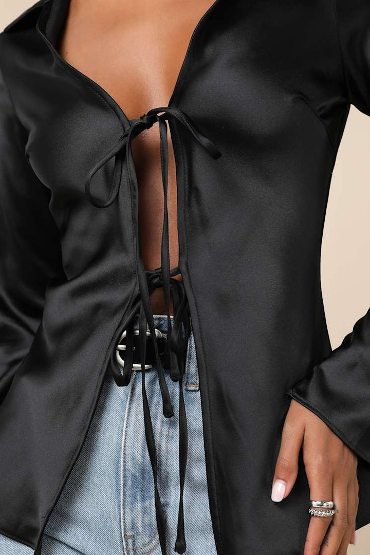 Chemise satinée noire à col noué