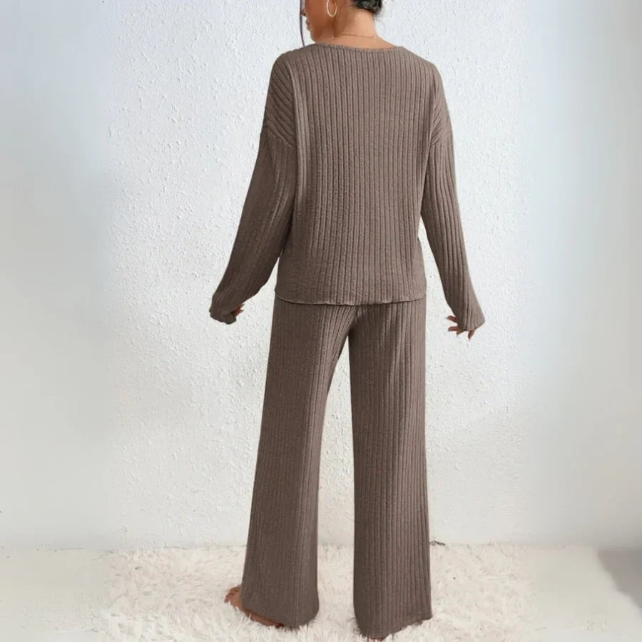 Ensemble cosy confort avec un pantalon et un haut à col V