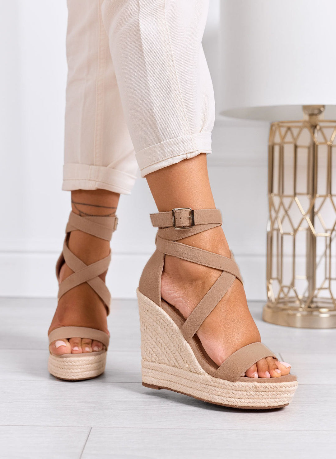 Sandales espadrilles à semelle compensée et brides croisées
