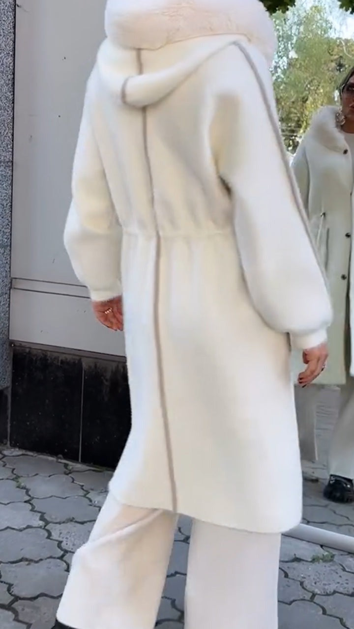 Manteau à capuche et cordon de serrage