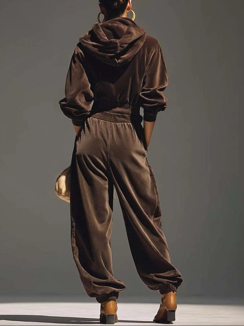 Ensemble vintage avec sweat à capuche en velours et pantalon ample (ceinture incluse).