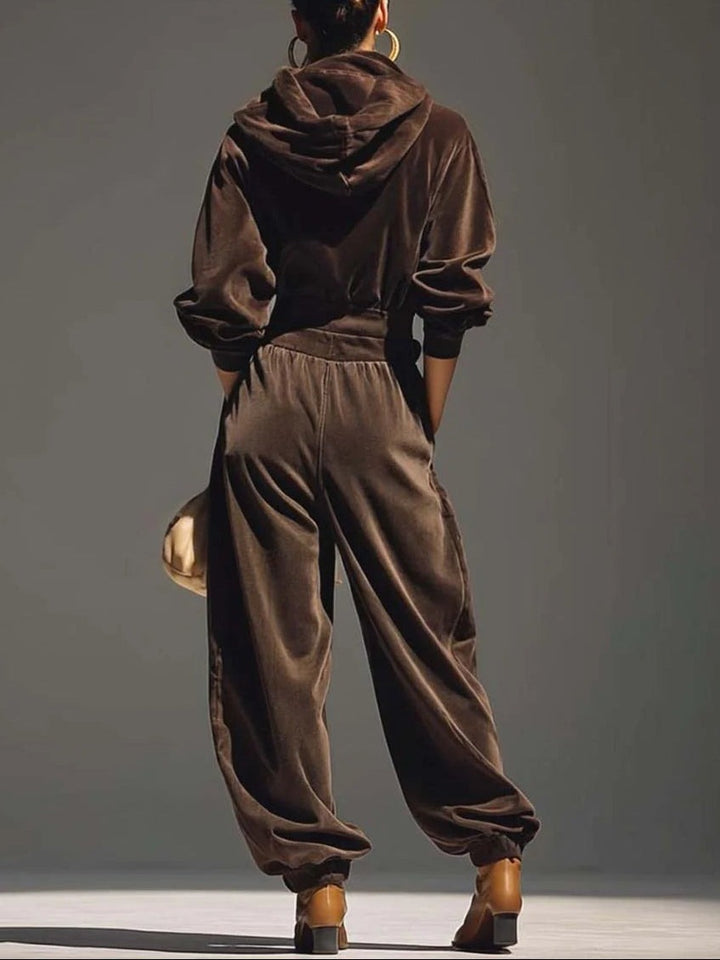Ensemble vintage avec sweat à capuche en velours et pantalon ample (ceinture incluse).