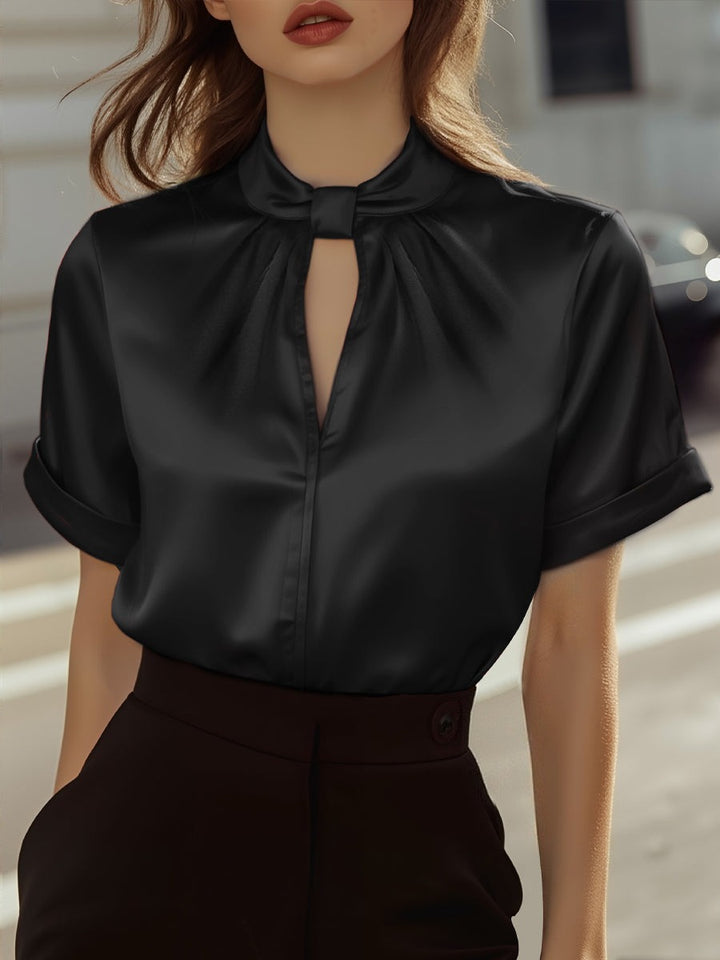 Chemisier sophistiqué en satin avec encolure