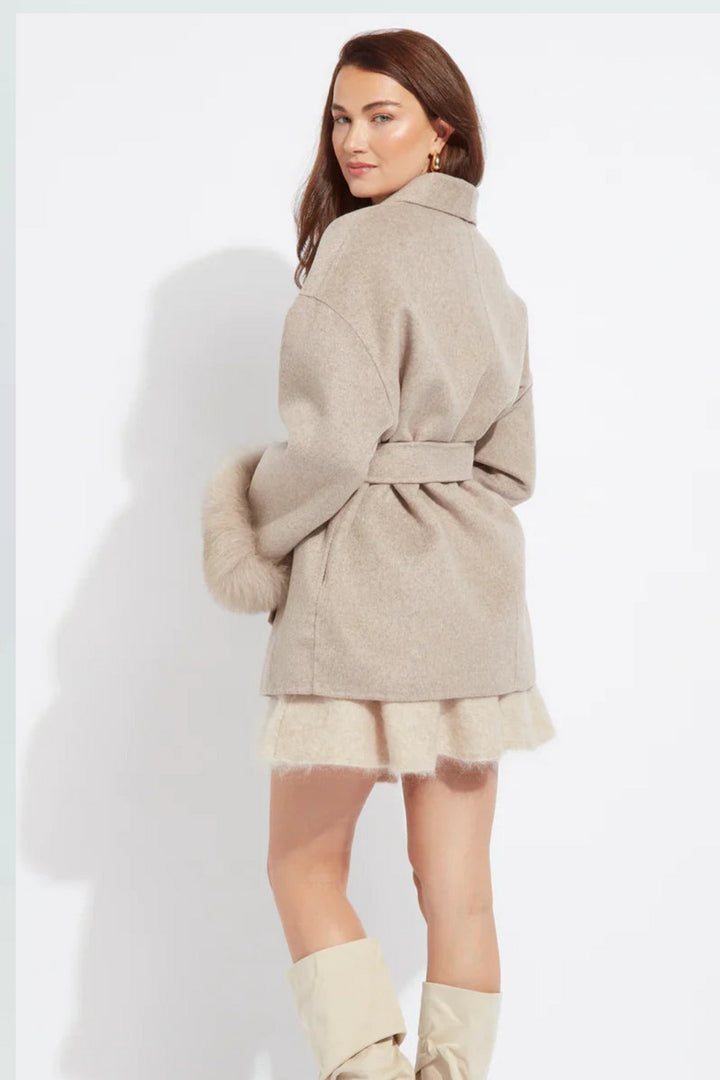 Veste en fourrure à nouer