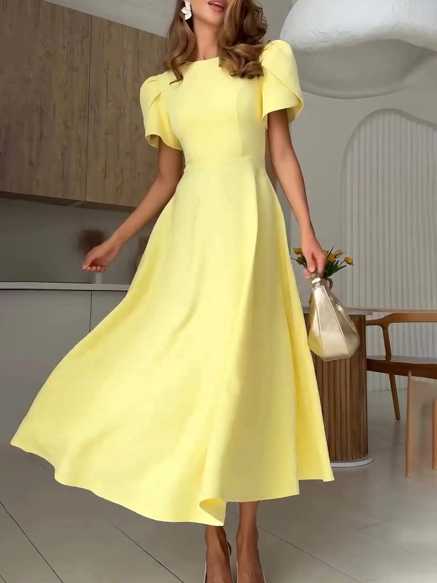 Robe élégante à col haut et manches bourgeons