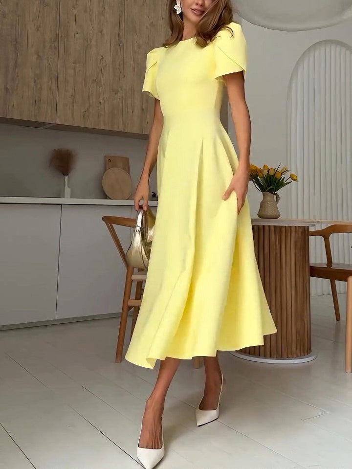 Robe élégante à col haut et manches bourgeons