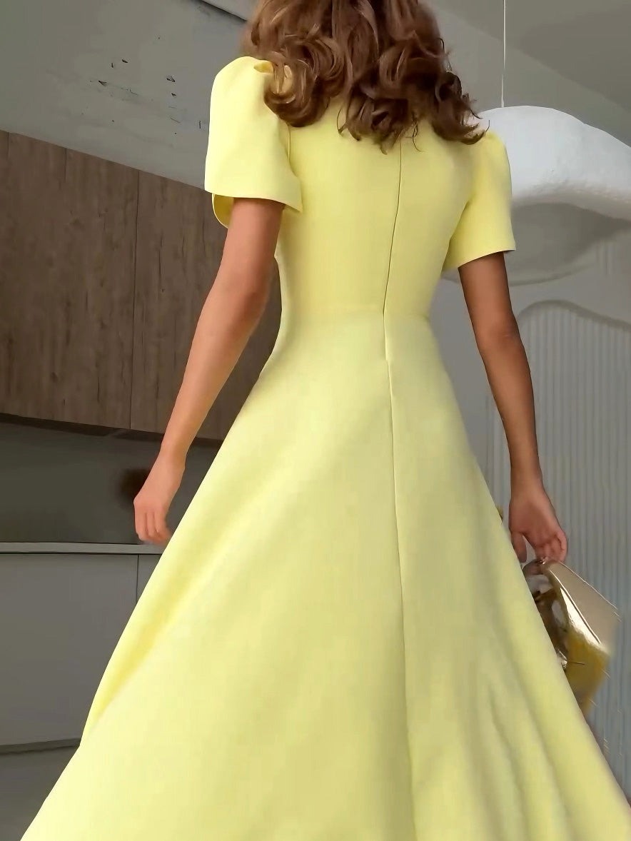 Robe élégante à col haut et manches bourgeons