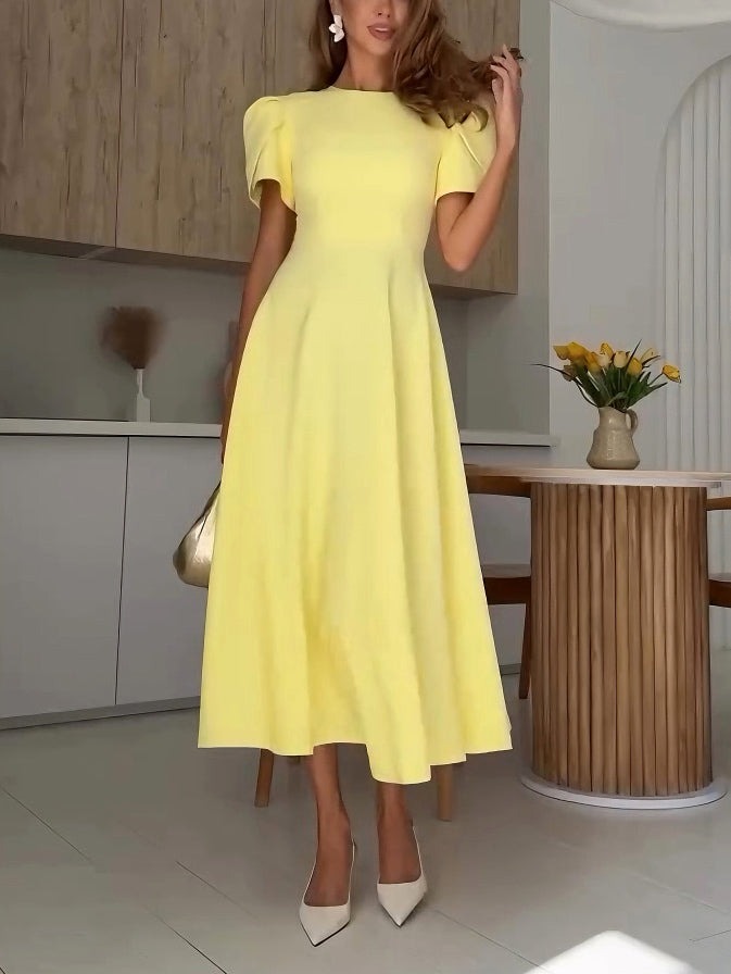 Robe élégante à col haut et manches bourgeons