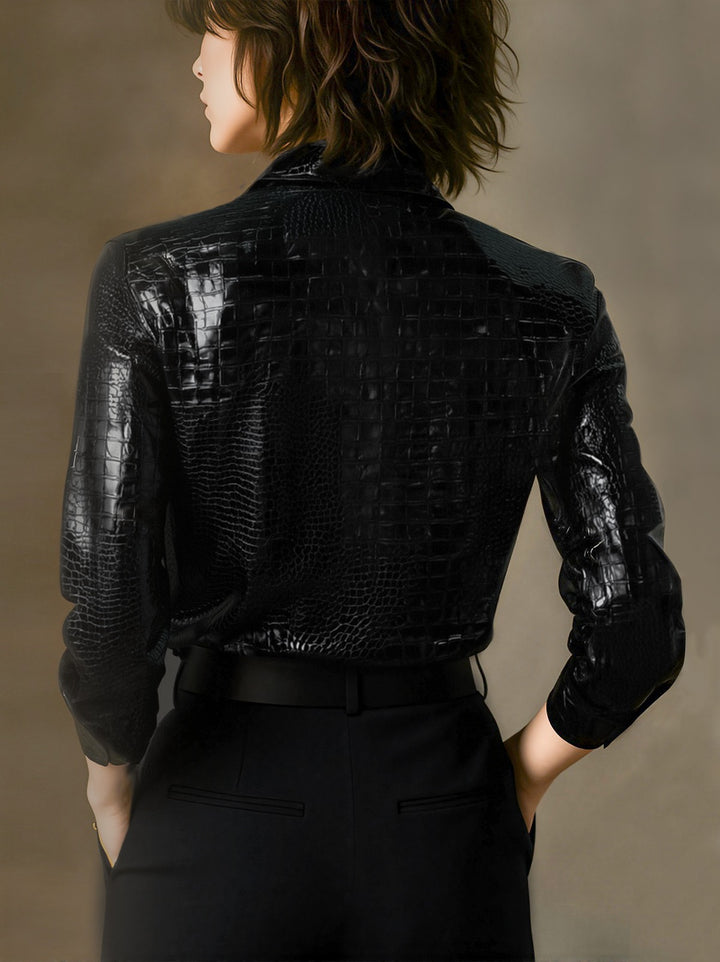 Chemise noire brillante à motif crocodile en relief