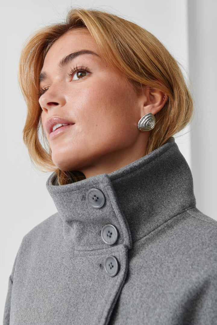 Manteau en laine à col montant