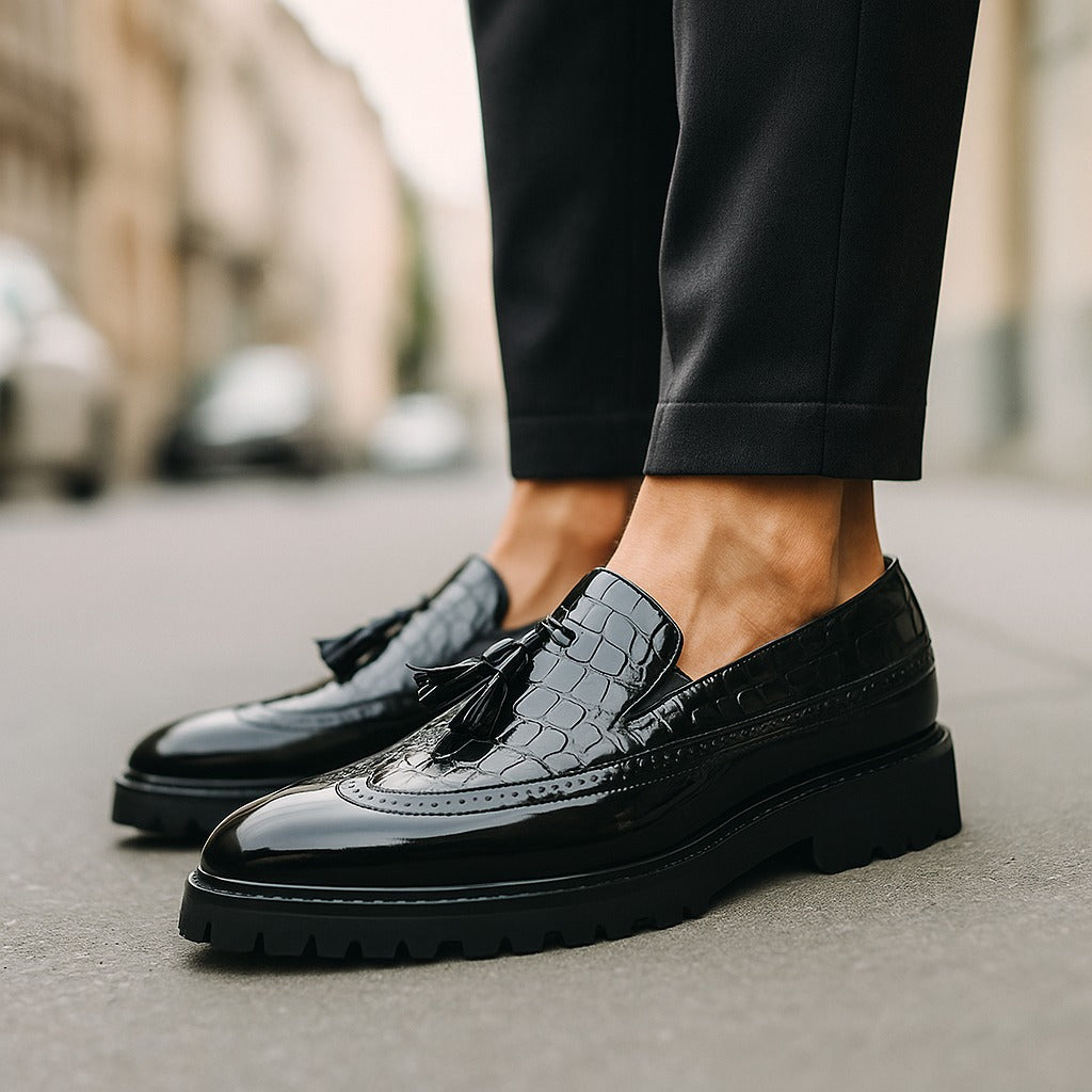 Mocassins façon croco orné d’un pompon