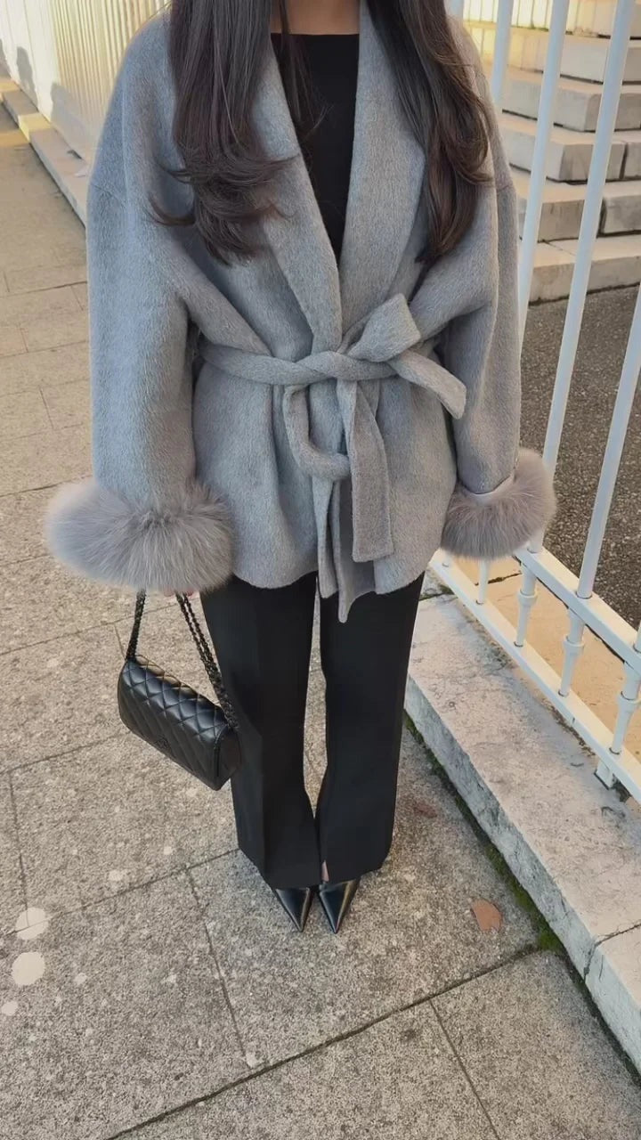 Manteau élégant en laine avec détails en fourrure