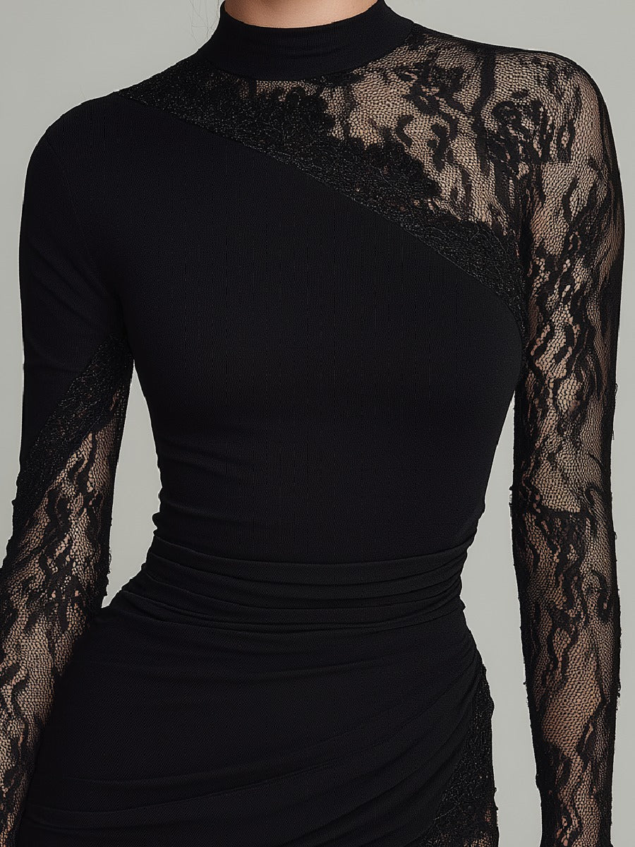 Robe courte en tulle noir à col roulé et dentelle