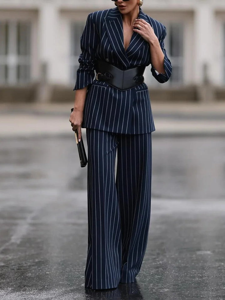 Ensemble élégant blazer rayé et pantalon taille haute