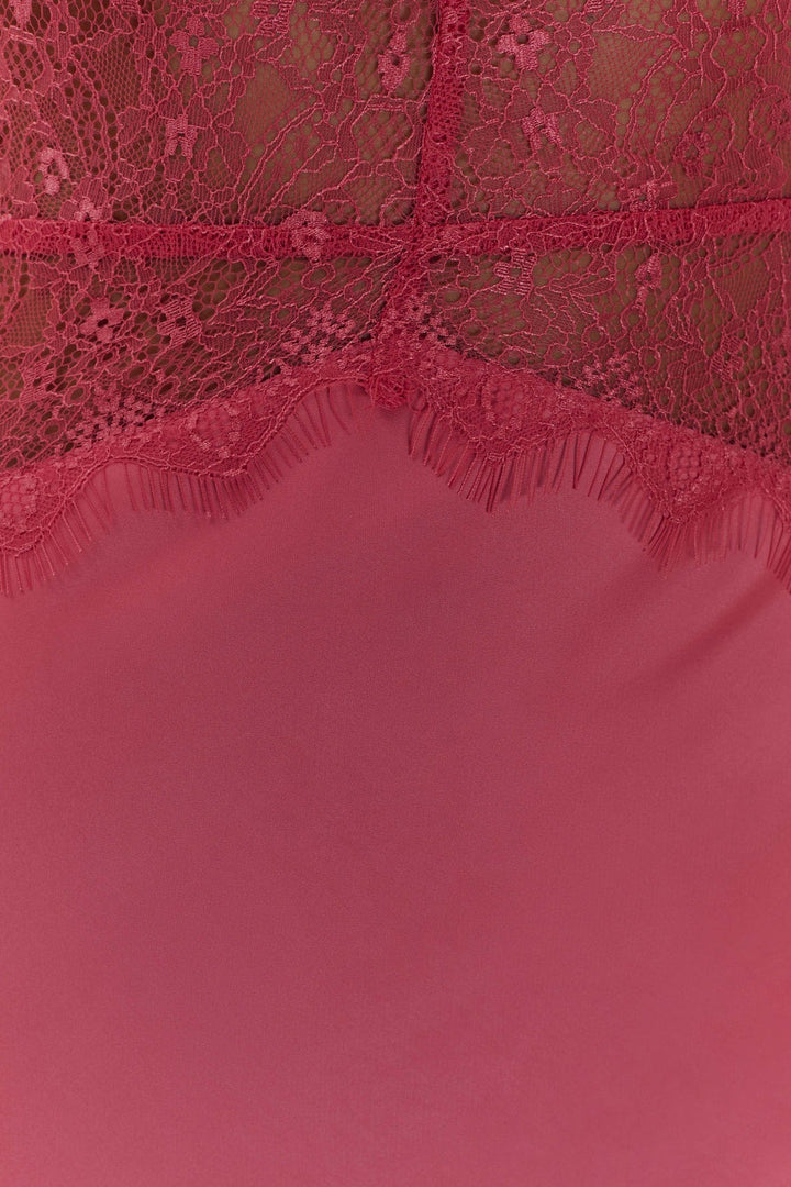 Robe longue en dentelle et satin