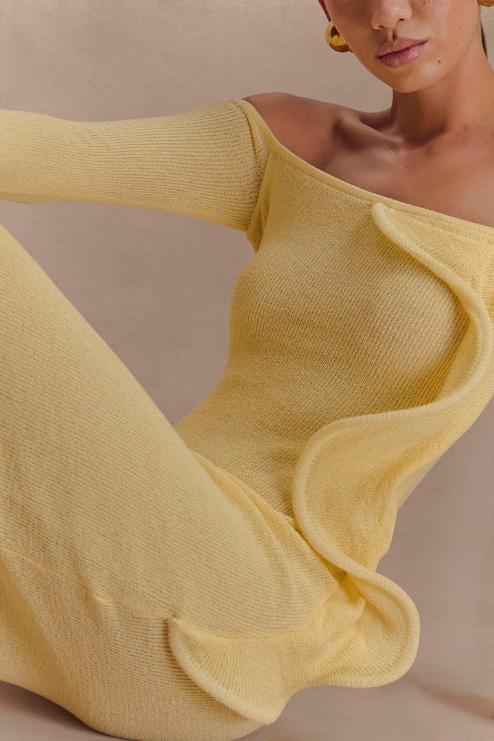 Robe longue en tricot à épaules dénudées