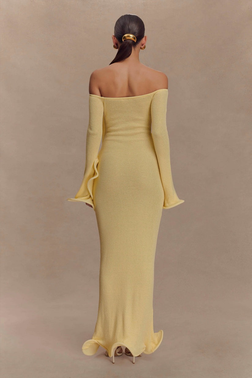 Robe longue en tricot à épaules dénudées