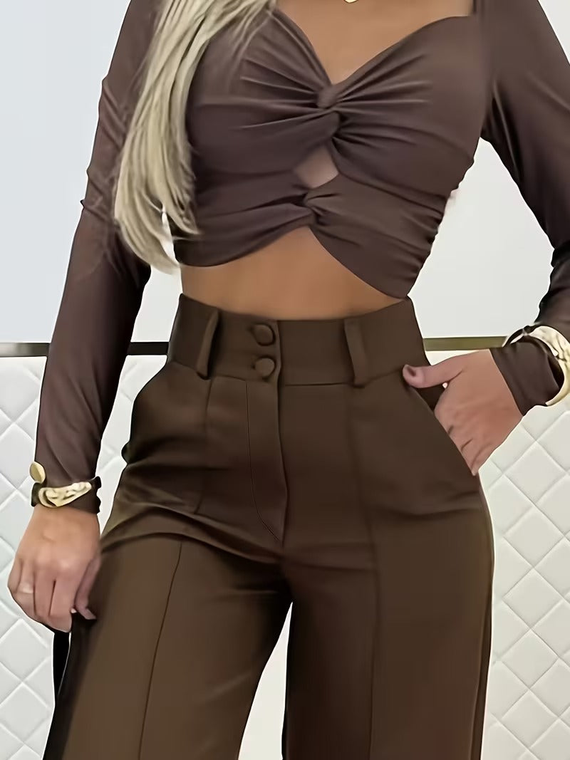 Ensemble élégant composé d’un crop top et d’un pantalon large