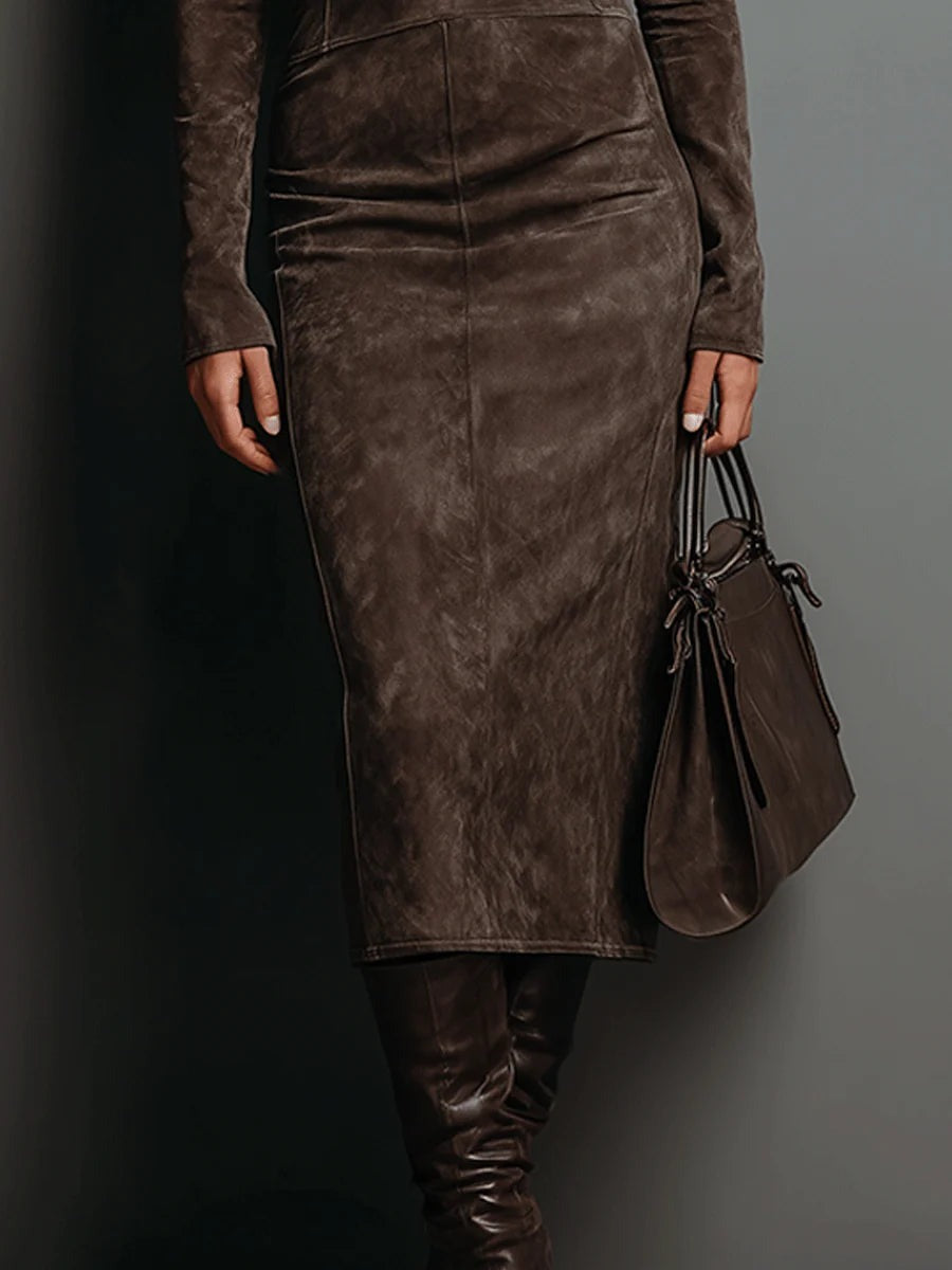 Robe mi-longue en daim à col haut et manches longues