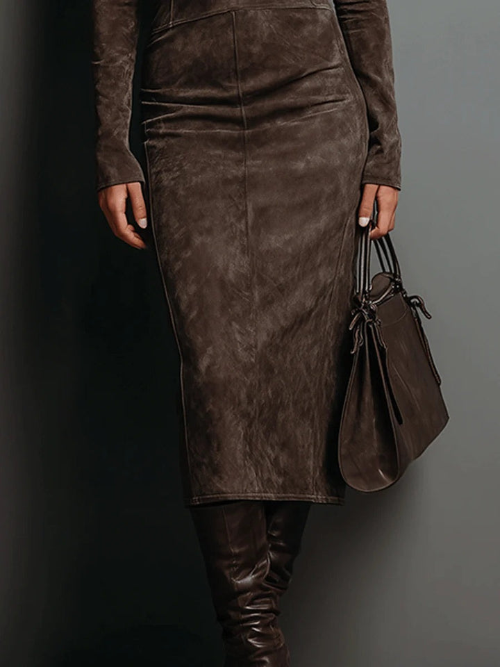 Robe mi-longue en daim à col haut et manches longues
