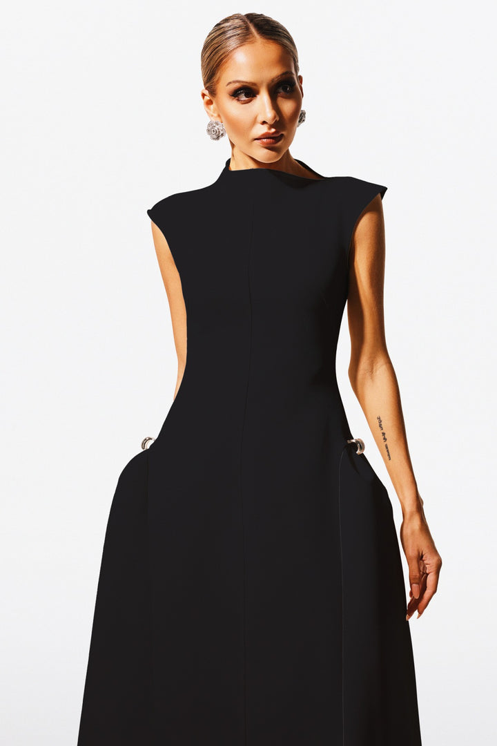 Robe longue sans manches chic et intemporelle