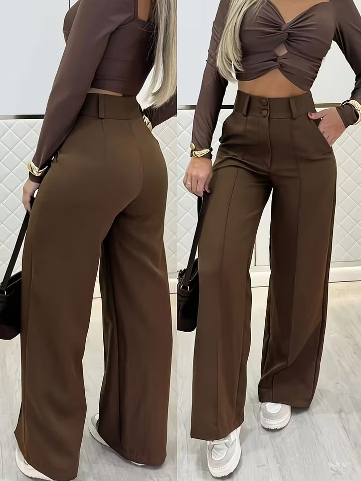 Ensemble élégant composé d’un crop top et d’un pantalon large