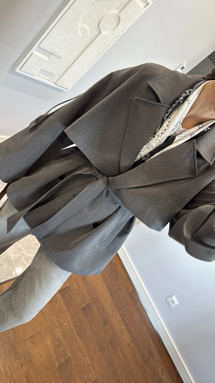 Trench-coat à épaules larges