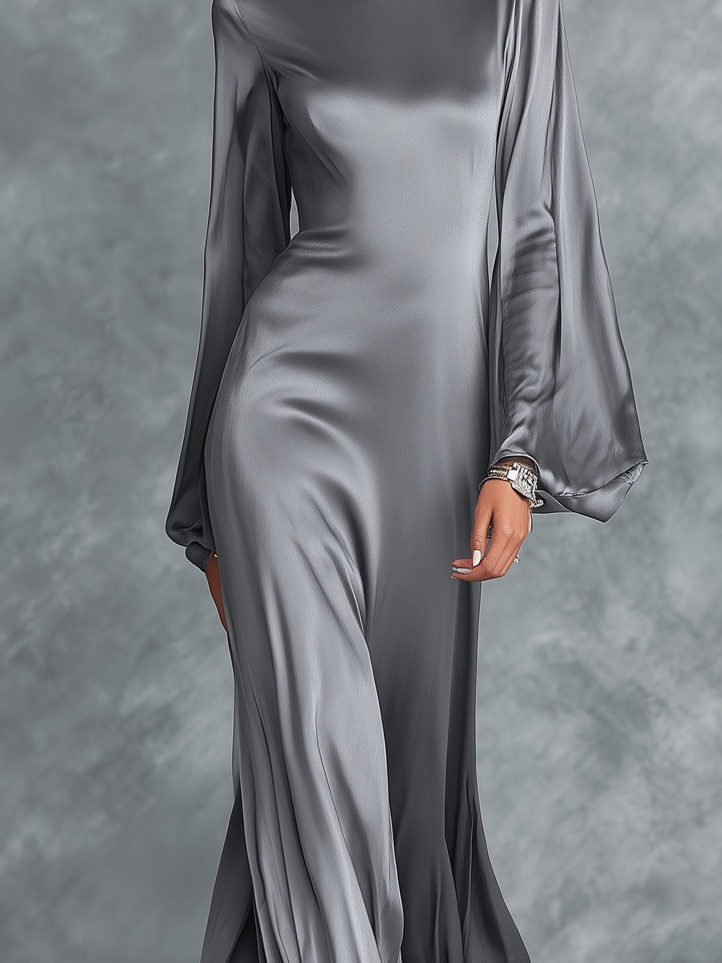 Robe longue ample à col montant et manches longues en satin gris