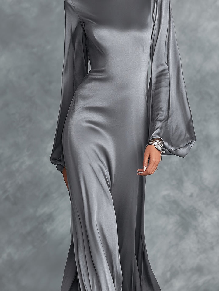 Robe longue ample à col montant et manches longues en satin gris