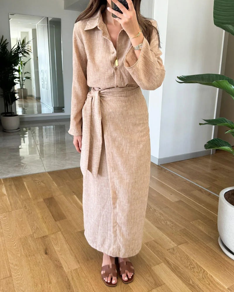 Ensemble chemise à revers et jupe à lacets