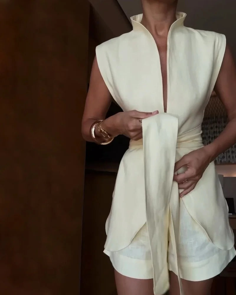 Ensemble deux pièces avec gilet sans manches à lacets et short