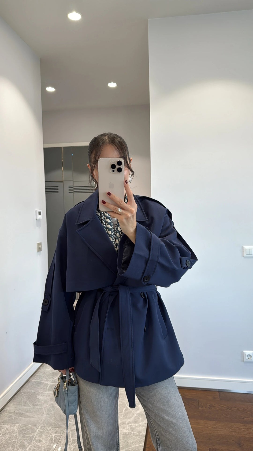 Trench-coat à épaules larges