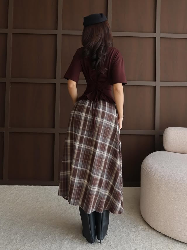 Ensemble deux pièces tendance : haut moulant et jupe à carreaux